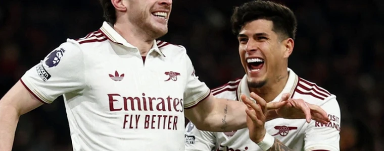 Sân vận động có mái che ở Cardiff trước trận Siêu cúp Anh giữa Arsenal và Man City với cúp bạc đặt trên mặt cỏ